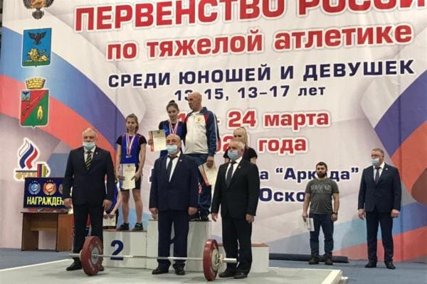 Хрупкая тяжелоатлетка из Шахт завоевала серебро на первенстве России