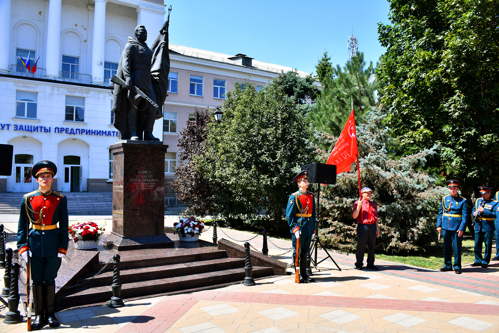 Врио губернатора Юрий Слюсарь и другие руководители Ростовской области почтили память Алексея Береста - Новости, 18.07.2025