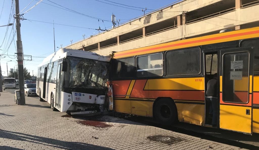 В Ростове столкнулись три автобуса