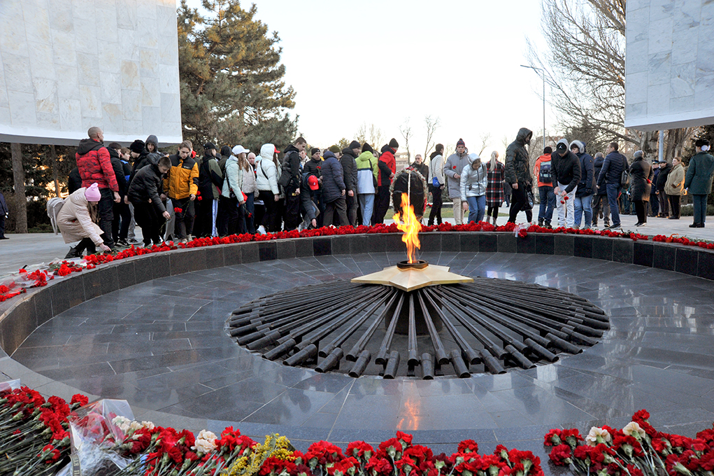 В Ростове участники Форума Олимпийского комитета России возложили цветы к Вечному огню