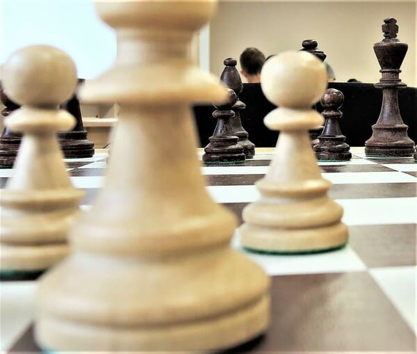Шахматы: успешным онлайн игрокам придется подтверждать свое реноме в реальных поединках