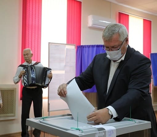 Губернатор Ростовской области Василий Голубев проголосовал на выборах в Госдуму России