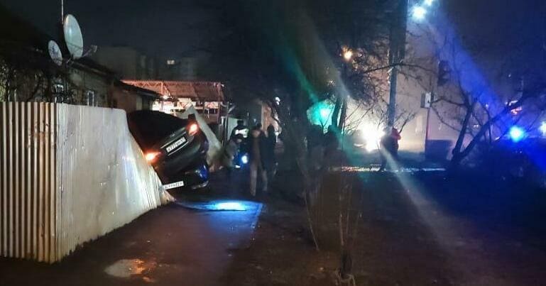 В Ростове водитель пытался оторваться от погони и врезался в забор