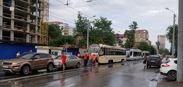Давно пора. Ростовские власти намерены запретить движение автотранспорта по трамвайным путям
