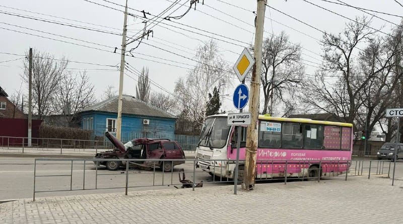 В Волгодонске легковой автомобиль столкнулся с автобусом