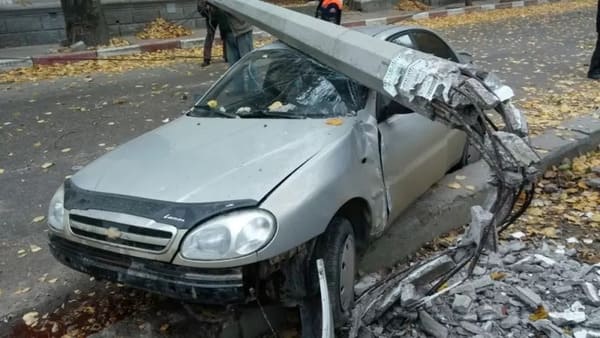 В Каменске-Шахтинском водитель сбил столб и погиб