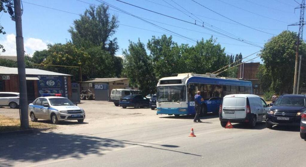 В Ростове-на-Дону произошла авария с участием троллейбуса