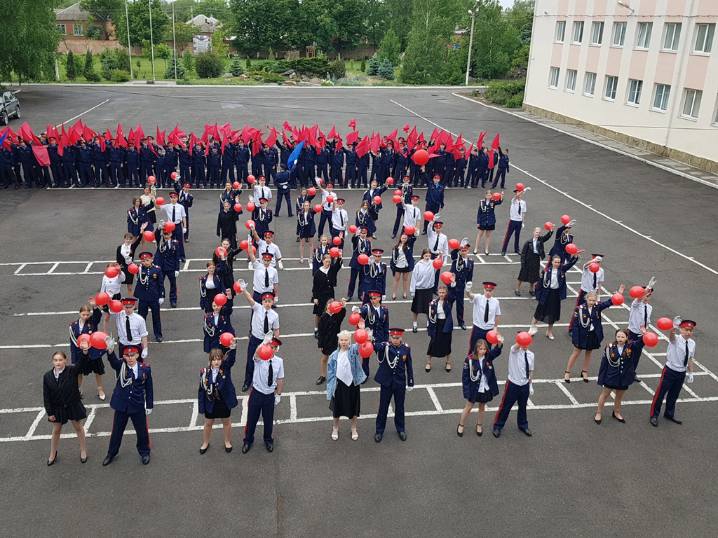 Сегодня шахтинские кадеты провели для ветеранов «Вальс Победы»