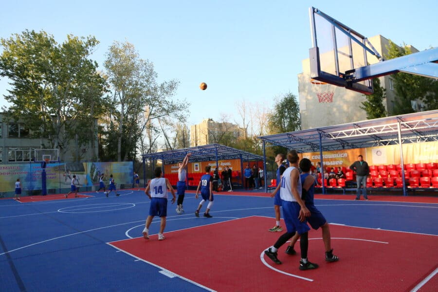 Волгодонску подарили баскетбольную площадку