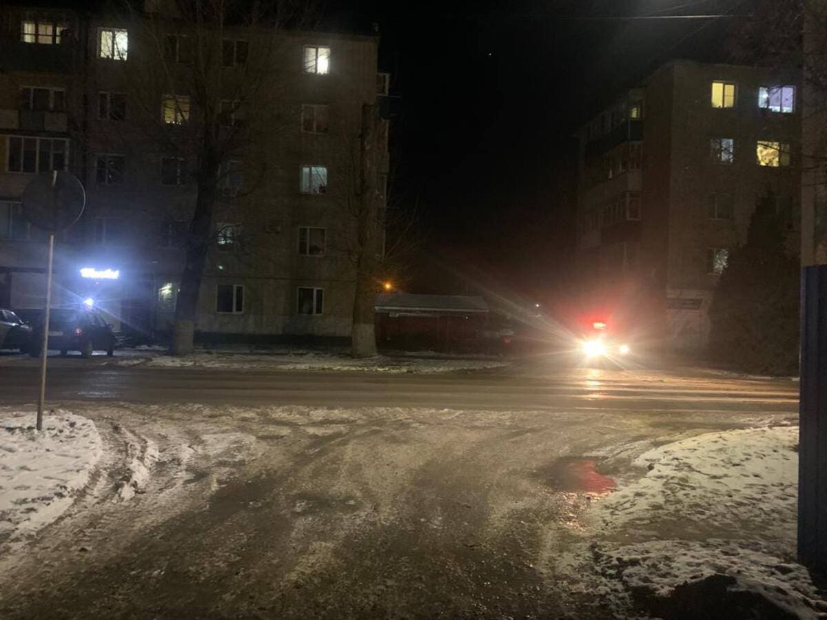 В Зернограде лишенный прав водитель сбил женщину с двумя маленькими детьми