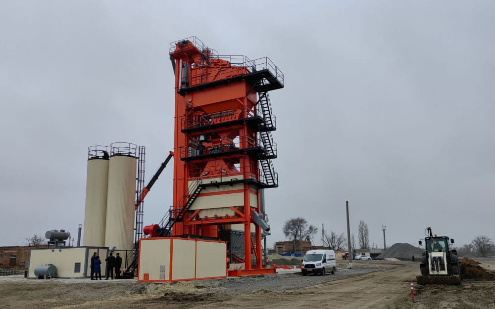 В Зимовниковском районе к концу марта завершат монтаж асфальтобетонного завода «КА-160»