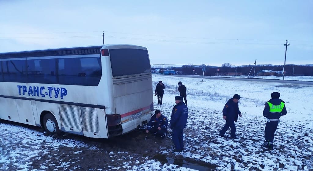 В Ростовской области съехал в кювет автобус с пассажирами