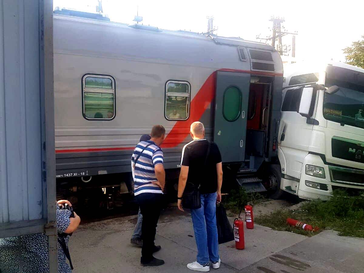 В Ростове водитель грузовика врезался в железнодорожный состав