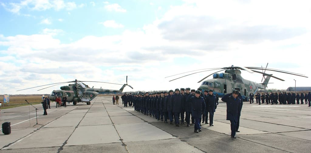 В Зернограде дети героев открыли на бортах вертолетов имена отцов