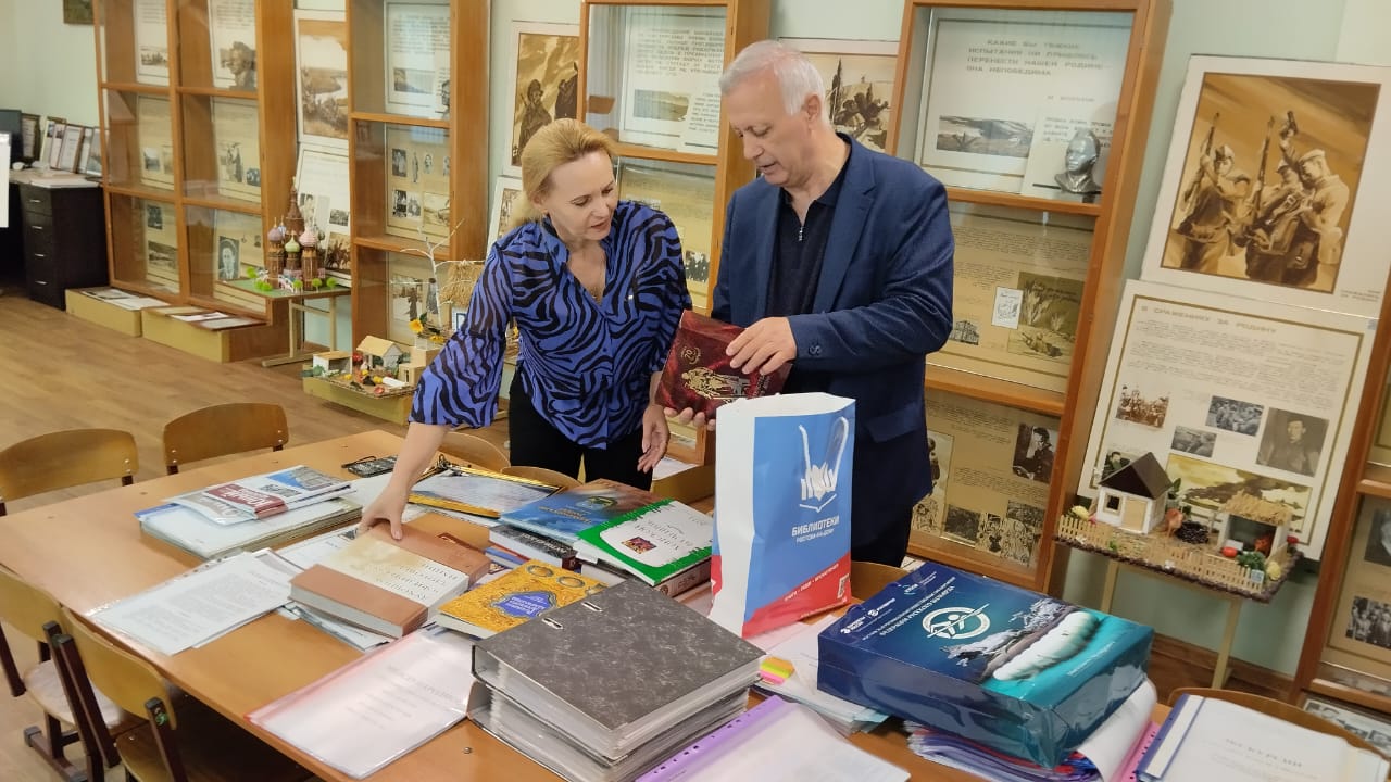 Ростовскому школьному музею имени Михаила Шолохова подарили книги