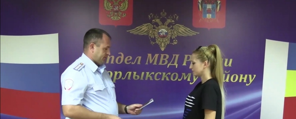 Переехавшей из Киргизии семье в Егорлыкском районе торжественно вручили российские паспорта