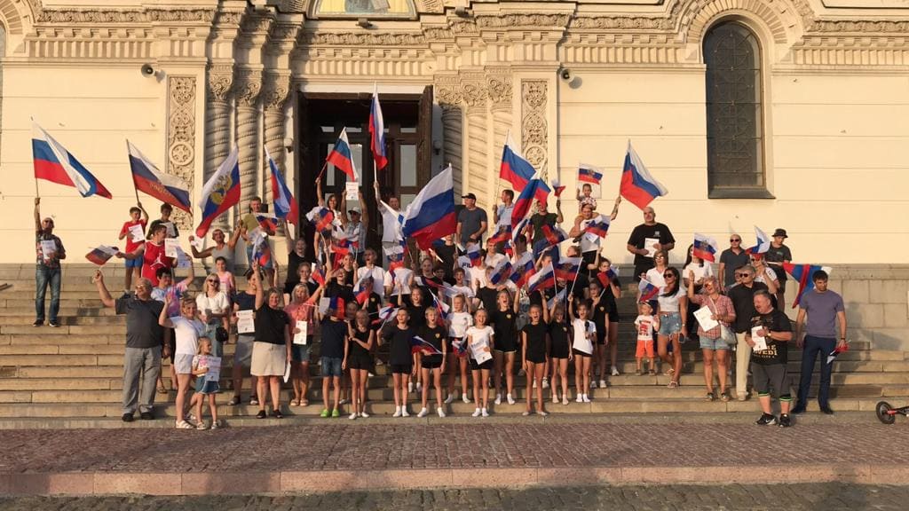 Новочеркасск день. День флага России. Концерт день флага участники. Концерт на Александровской площади. Автопробег в Новочеркасске в день флага видео 2022.