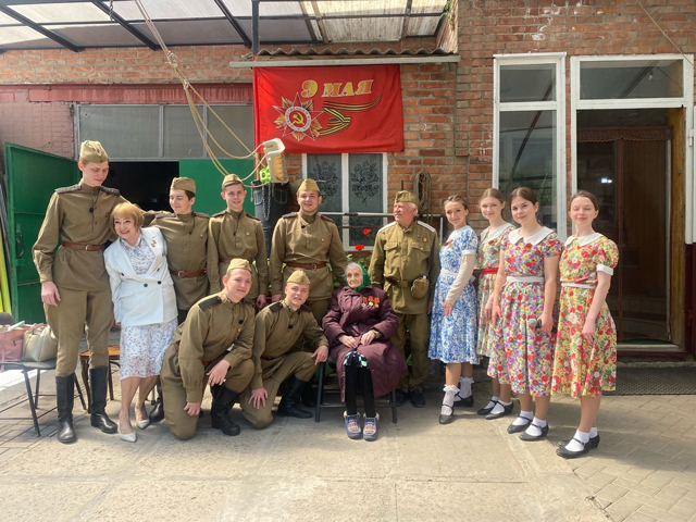 Агитбригада ансамбля «Успех» отправилась дарить праздничное настроение ростовским ветеранам