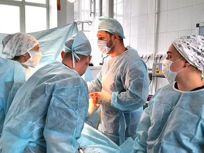 После уникальной операции на суставе в клинике Ростовского медицинского университета боец СВО впервые за год смог встать