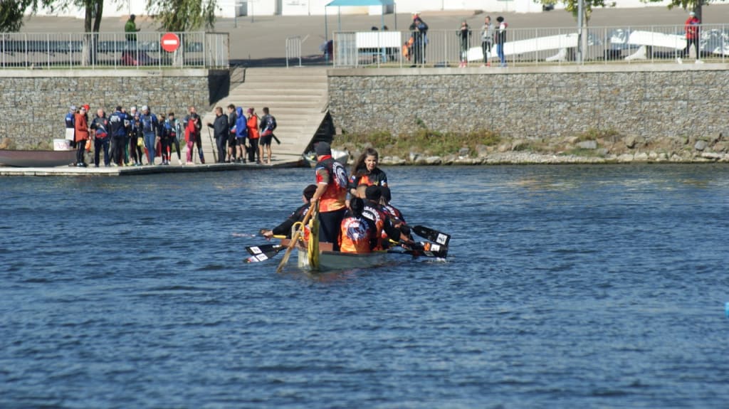 На гребном канале «Дон» соревновались лодки «Драконы»