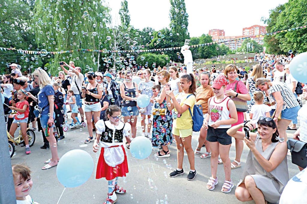В ростовском парке «Дружба» прошел праздник в честь Дня семьи, любви и верности