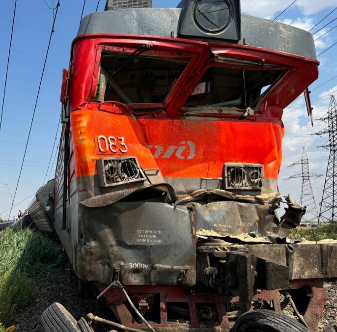 Сегодня днем в результате столкновения пассажирского поезда «Казань-Адлер» с грузовиком пострадали люди