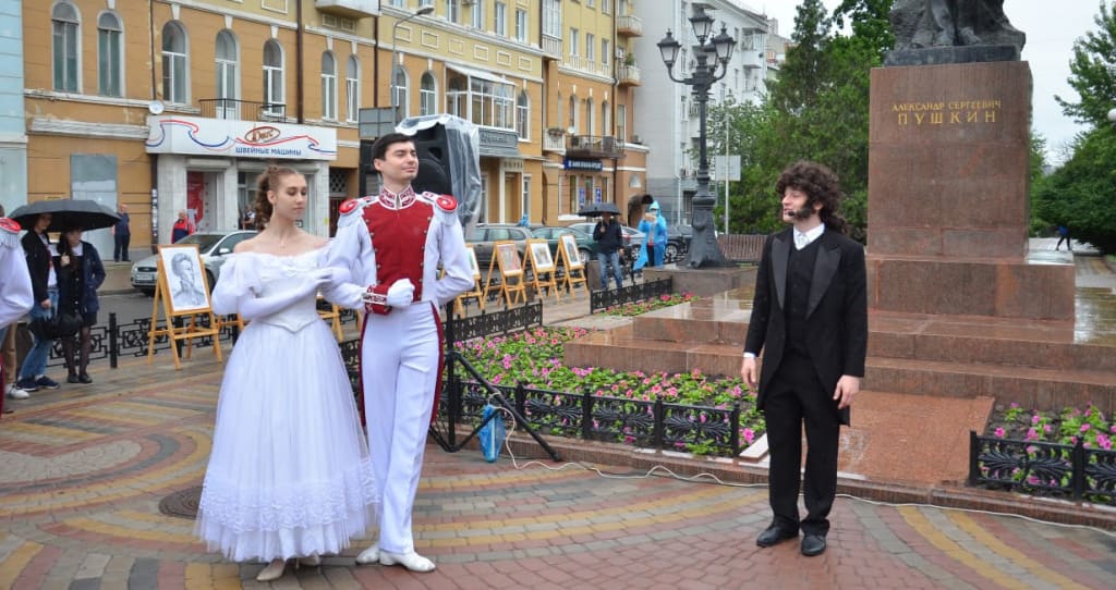 День рождения Пушкина на Дону отмечают цветами и балами