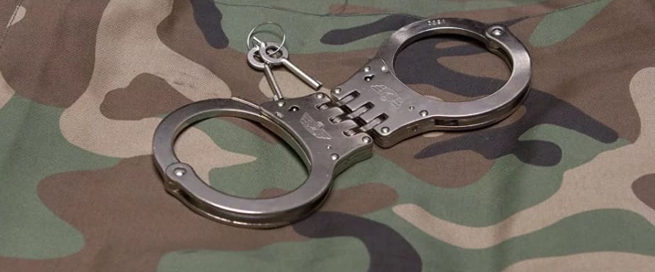 В Новочеркасске осудили военнослужащего, укравшего две бутылки виски