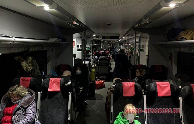 Пленники вечерней «Ласточки». Пассажиры скоростной электрички Новороссийск-Таганрог больше часа провели в полутемных вагонах во время вынужденной остановки