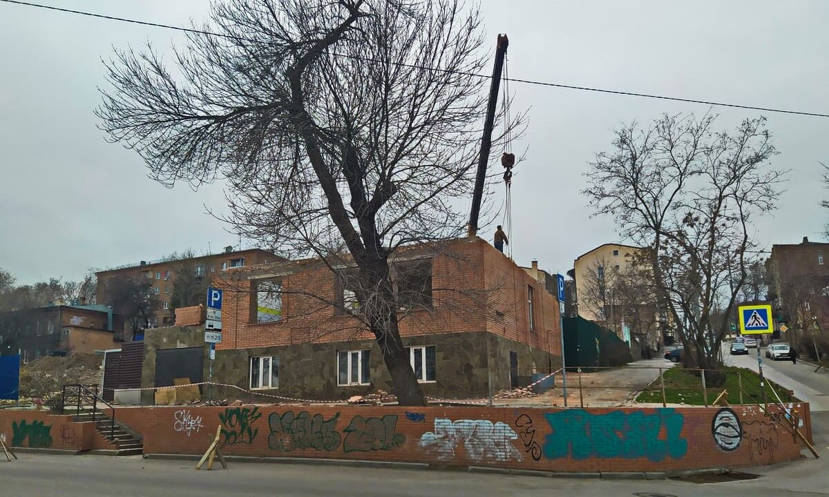 «Очередное бельмо на глазу города»: на улице Седова в Ростове начали строить очередную высотку