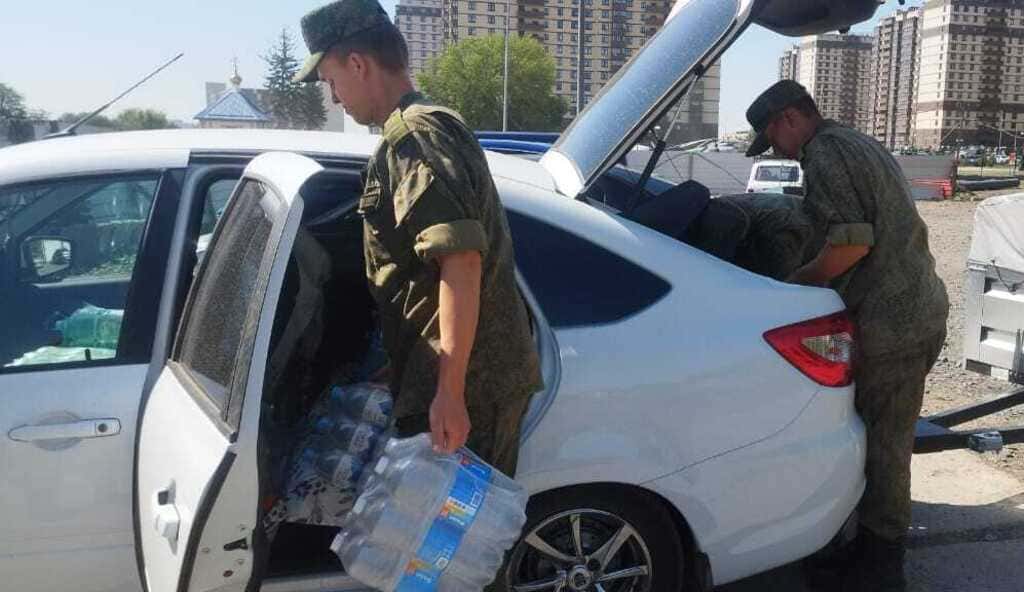 Жители Пролетарского района за день собрали 8 тонн воды для раненых бойцов