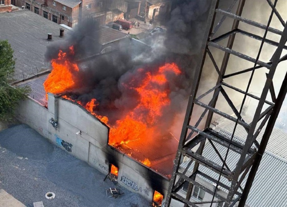 По факту крупного пожара в ростовском мебельном цехе возбуждено уголовное дело