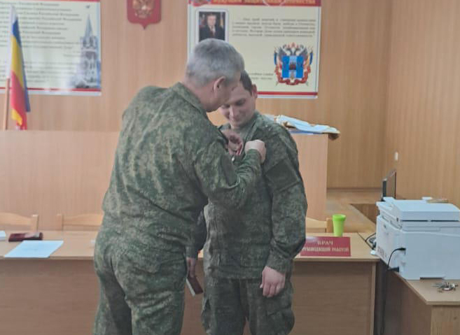 В ростовском военкомате прапорщику Алексею Школе вручили две боевые награды