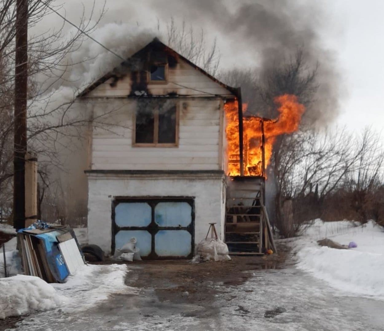 В Ростове в пожаре на улице Вечерней спасли пожилую женщину