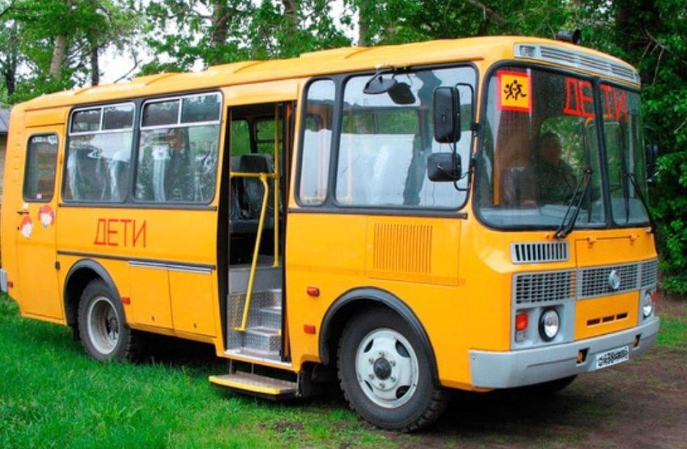 Три школы Ремонтненского района получили автобусы