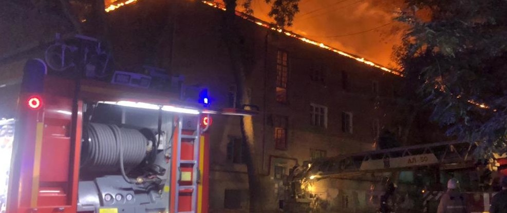 В Ростове всю ночь тушили пожар, а в области сохраняется режим повышенной пожароопасности