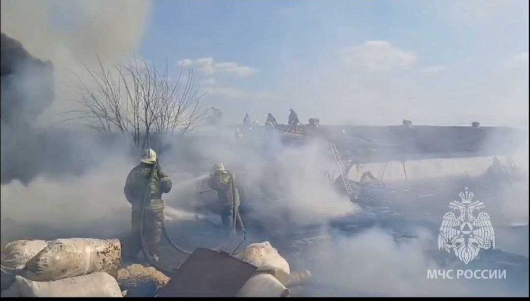 В Октябрьском районе Ростовской области сгорели два ангара