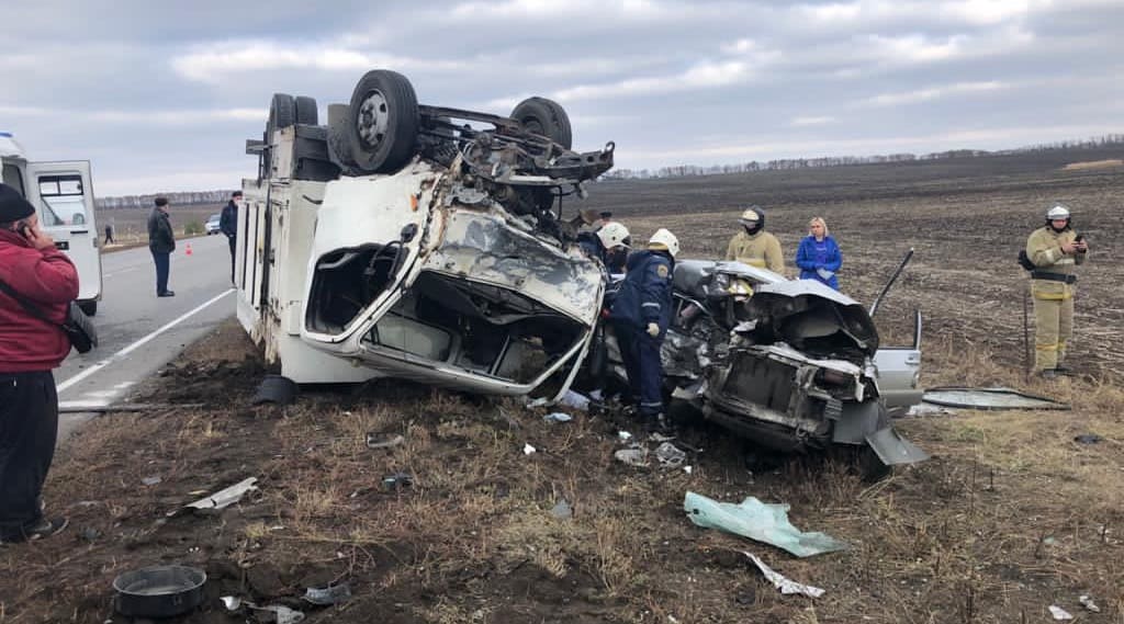 В Ростовской области на трассе погибли две женщины и ребенок