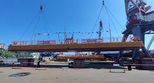 На ростовском судоремонтном заводе «Моряк» спустили на воду плавучий причал «Дон»