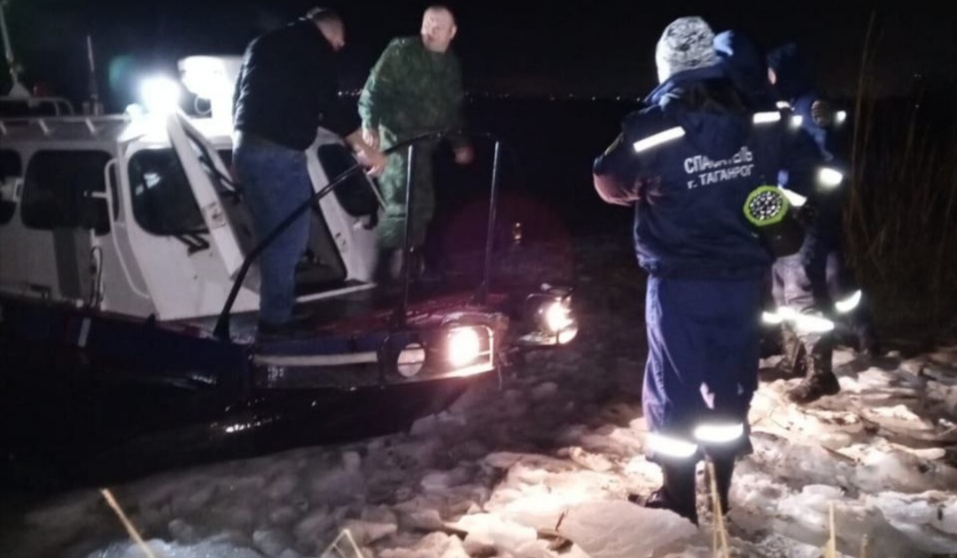 В Таганрогском заливе подростков спасли с дрейфующей льдины