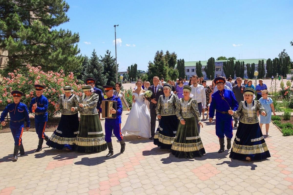 Донской жених повел под венец невесту с казачьей плетью в руках