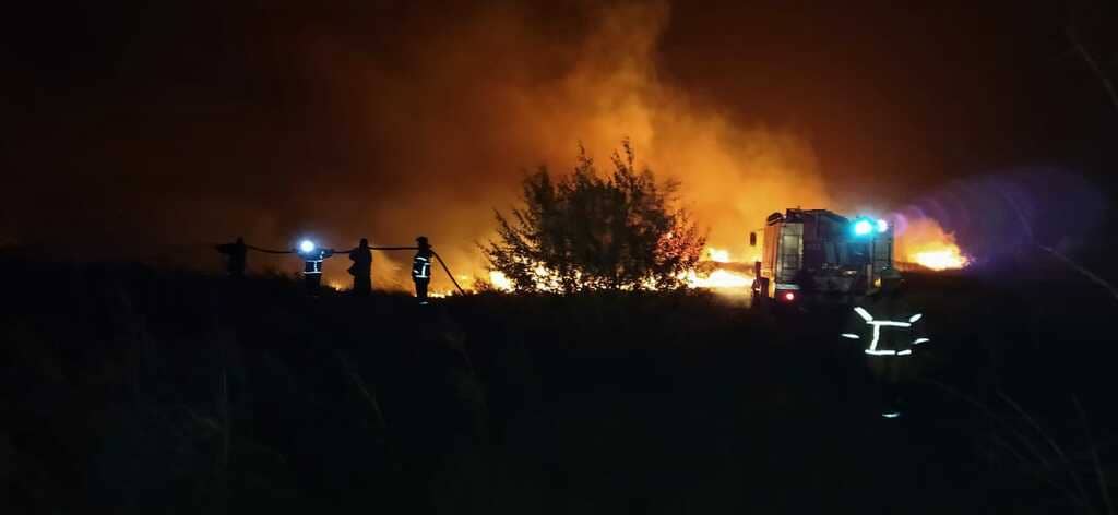 Четыре гектара пожара под Рогожкино потушили в полночь, а сотню гектаров в Аксайском районе лишь к утру