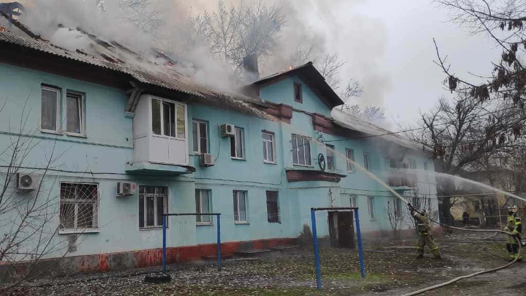 Во время пожара в двухэтажном доме в Таганроге погиб человек