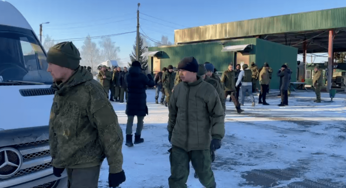 Кадр видеосъемки обмена военнопленными 8 января 2023 года, размещенной в телеграм-канале депутата ГД Шамсаила Саралиева Кадр видеосъемки обмена военнопленными 8 января 2023 года, размещенной в телеграм-канале депутата ГД Шамсаила Саралиева