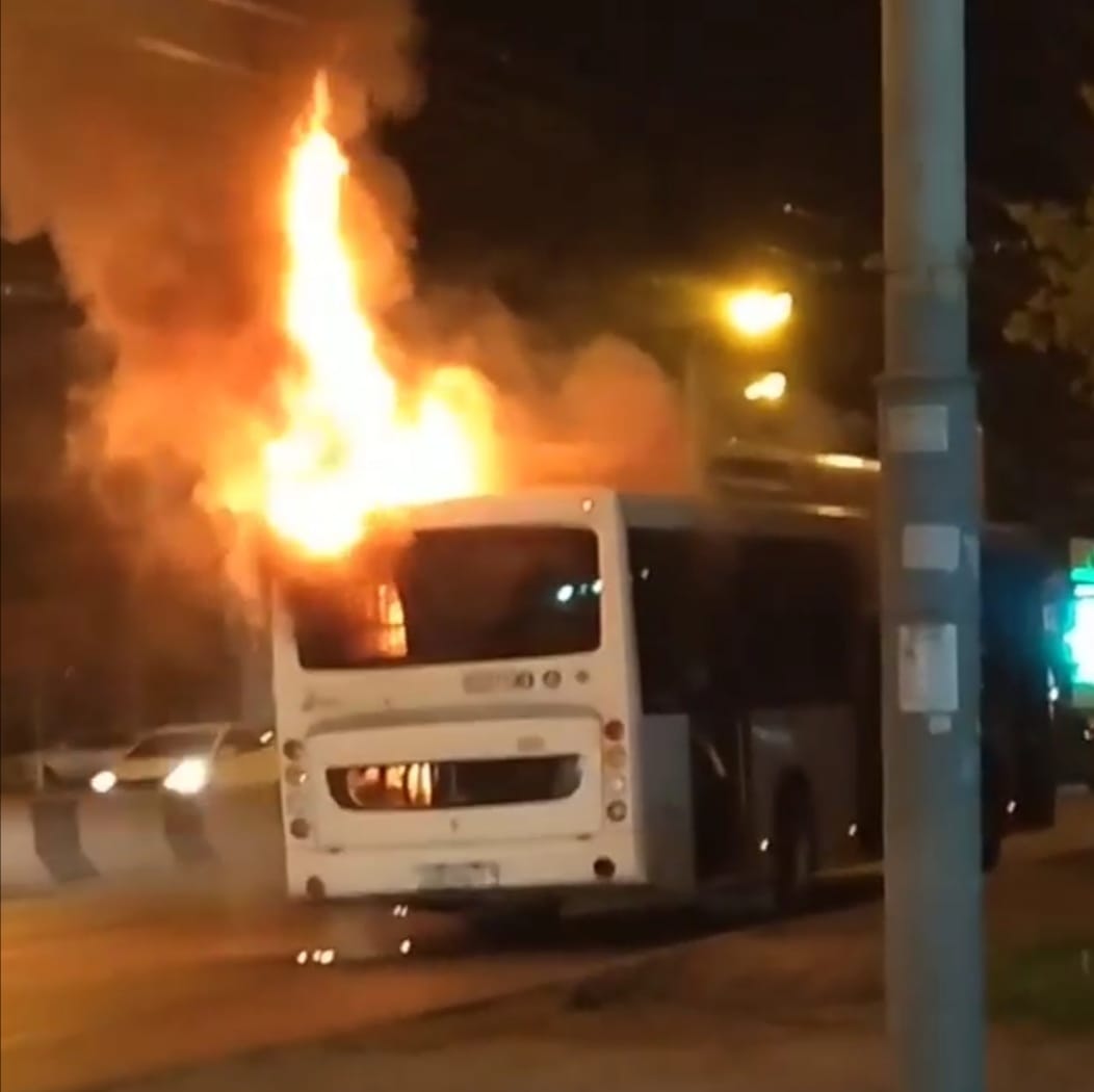 Автобус с пассажирами загорелся в Ростове-на-Дону на проспекте Стачки