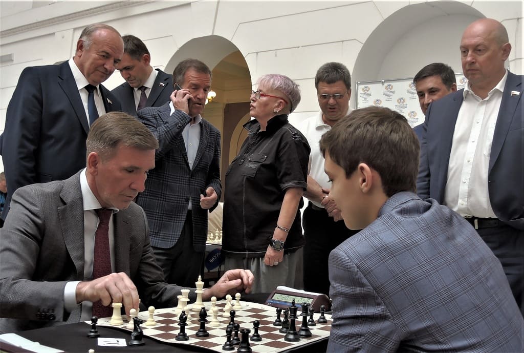 Донской гроссмейстер Андрей Есипенко в воскресенье сыграет с чемпионом мира Магнусом Карлсеном