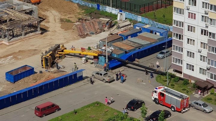 В ростовском микрорайоне Суворовском упал строительный подъемный кран