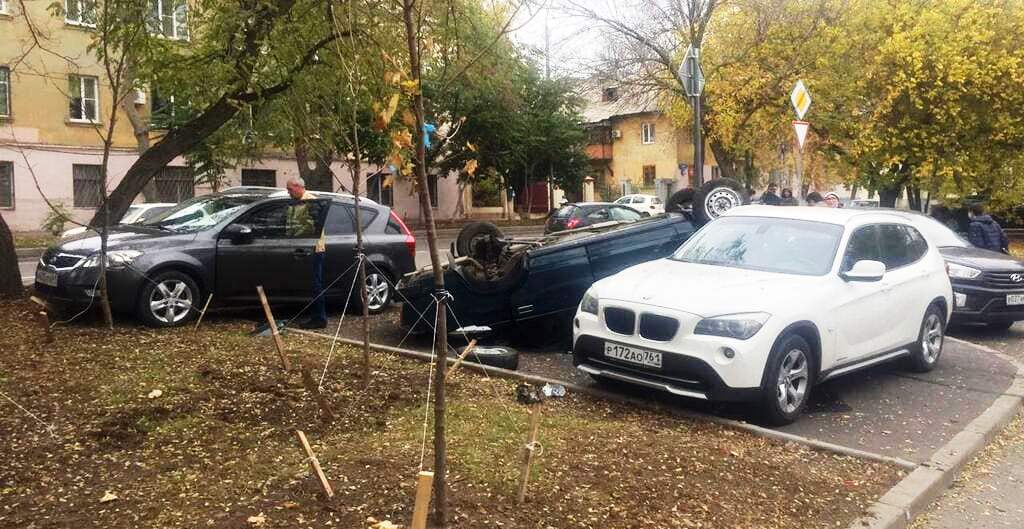 В Ростове-на-Дону бесправный водитель перевернулся на Портовой и выдал парковщиков на тротуаре