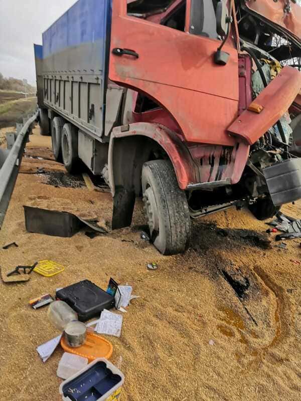 На трассе «Ростов — Ставрополь» в аварию попал зерновоз