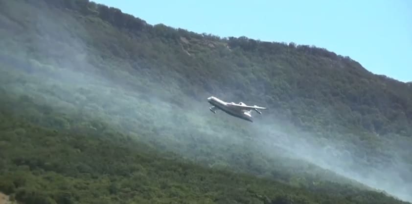 Ростовский самолет Бе-200 ЧС тушит пожары в Дагестане